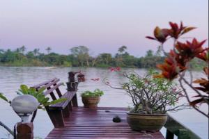 เรือนรอยน้ำ บ้านกามเทพ โฮมสเตย์ อัมพวา Guest house, xamphwa