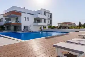 Valleria - 2 BR Apartment W Pool in Larnaca, Livadhia