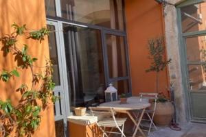 Belle suite au coeur de ville ,petit déjeuner, jardin et bassin Mini-hotel, Montpellier