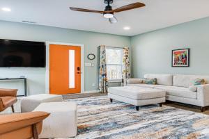 Chic SoBro Charmer with Covered Porch! Guest house, Indianapolis