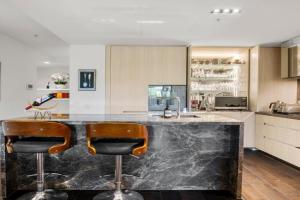 Luxury 2B2B Albert Park Lakeside Apartment with Pool, Gym, Sauna & CarPark, Melbourne