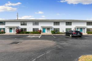 Centrally Located Monthly Condo Guest house, Marco