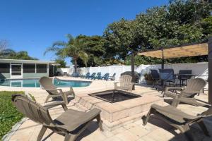 Pool - Fire Pit - Fenced Yard - 5 mi to Beach Guest house, Clearwater