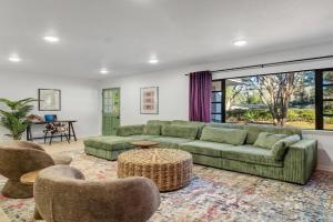 Spacious 4BD - Central Stay with Backyard & Games Guest house, Tallahassee