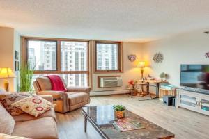 Updated Apt in Dtwn with Pool Access!, Minneapolis