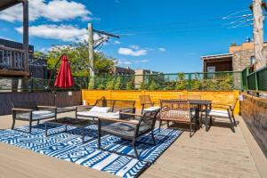 1 Bedroom with Rooftop and Wrigley Views, Chicago