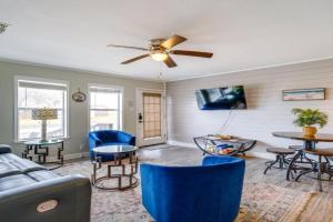 Walk to Beach and Pier Updated Abode in! Guest house, Rockport