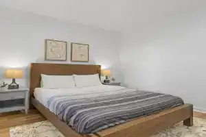 Lawrenceville Central !2 Stylish and Quiet One Bedroom Apartment with Free Street Parking, Pittsburgh