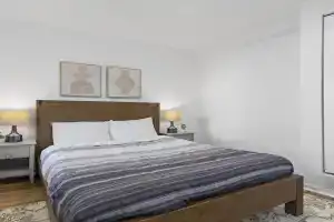 Lawrenceville Central !4 Quiet and Stylish One Bedroom Apartment with Free Street Parking, Pittsburgh