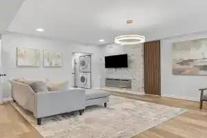 Lawrenceville Central !5 Spacious and Quiet Three Bedroom Apartment with Free Street Parking, Pittsburgh