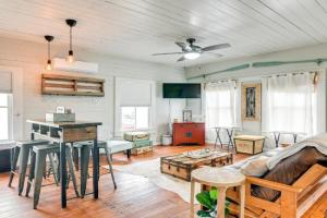 1 Mi to Dtwn Home with Fenced Yard in! Guest house, Galveston