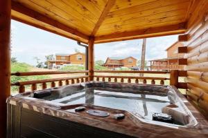 Splendid 2Cabins Sleeps 28 Pool Hot Tub More Guest house, Pigeon Forge
