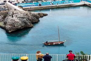 La casa di Lucia, Castro