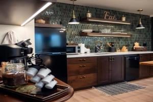 Downtown Sunset Ave Romantic Private Suite Apartments, Boise