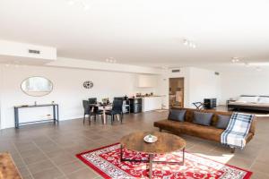 Loft Smart l Wi-Fi Fibra, Indipendente, Perfetto per Business e Coppie Apartments, Parma