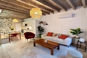 Jolie maison en centre ville avec climatisation grand lit double Guest house, Arles