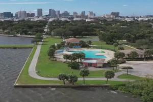 Channel Side, Down Town ,Ybor Palmetto Beach, Hot tub, with pickle ball court Guest house, Tampa