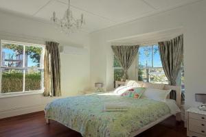 Free Parking,5 minutes to City, bus at the door, 100-year-old building at the foot of Mount Eden Park,unit 1 Villa, Auckland