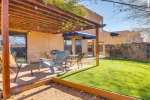 1 Mi to UNM Convenient Townhome! Guest house, Albuquerque