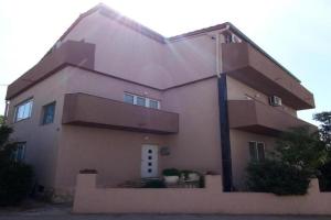 Pansion Stones Apartments, Betina