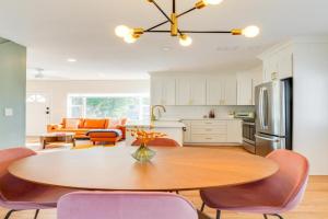 Mid-Century Home with Game Room!, Lakeland