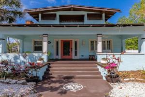 Basque Bungalow with pool, minutes to beaches Guest house, Bradenton