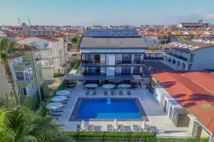 Blue Serenity Hotel, Side