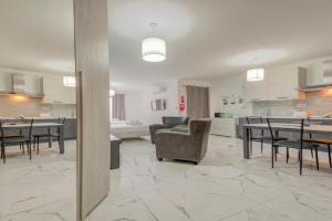 A stylish 1BR APT in Gzira ,Central with WIFI and AC by 360 Estates Apartments, St Julians