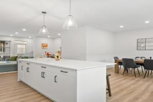 Luxury 3 Bedrooms Spacious Townhome, 2 Car Garage, Sleeps 8, Heater & AC, King Bed, Easy Ski Access, Next to WinSport, 10km from Downtown, Near Banff, Calgary