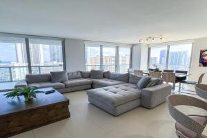 Luxury 3 bedroom condo with pool, Hollywood
