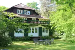 Strandvilla Hubertus - H2 - Ferienwohnung Apartment Frida Kahlo mit Terrasse mit Meerblick Parkplatz WLAN Küche Garten Grillplatz Waldbaden, Boltenhagen