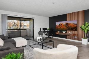 Sleek 2BR Near ASU, Pool, Grill, Parking,PetFrndly Apartments, Scottsdale