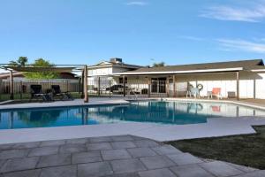 4br Home W Pool Heating Option Available! Guest house, Tempe