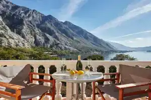 Helena Apartmani, Orahovac