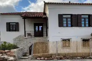 The Red Cliffs Villa, Leonidion