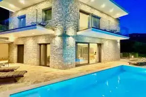 Beach Villa Smile with private pool by DadoVillas, Nisakion