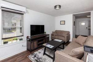 Spacious 9BR Home Ideal for Groups Near Downtown Guest house, Des Moines