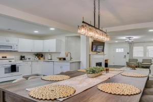 Organic Modern Apt 1mi to Masters with Pool Table Apartments, Augusta