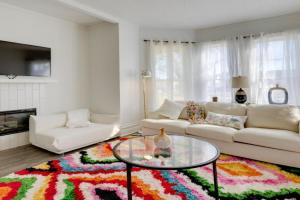 Walk to Beach Vintage Riverside Home in! Guest house, Seaside