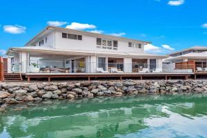 Whitsunday Waterfront Luxury at 19 The Cove Guest house, Airlie Beach