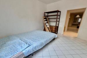 Large 2-bedroom apartment large living room with parking near train station and downtown, Grenoble