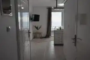 Eraya Apartment, Haraki