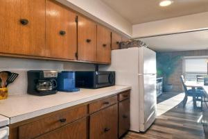 Oceanfront Getaway - Ocean Views - Fire Pit - BBQ - Beach Access Guest house, Oceanside