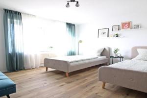 Zentrumsnahe Ferienwohnung Grüne Tanne WLAN, kostenloser PKW Parkplatz , zwei Betten, Schlafcouch, Küche Apartments, Jena