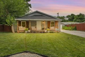 Cheerful 2-Bedroom with convenient Expressway access, Springfield