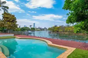 Spacious Waterfront Retreat in Guest house, Gold Coast