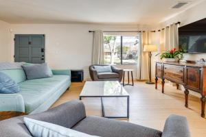 1 Mi to Rose Bowl! Updated Home with Furnished Deck Guest house, Pasadena