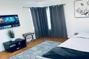 Beautiful private upstairs studio - USC, LAX, SOFI, Los Angeles