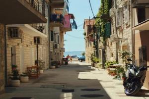 Spacious family apartment by the sea, Kastel Stari