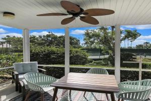Redecorated 2BR condo with a pond view from the relaxing lanai Guest house, Siesta Key